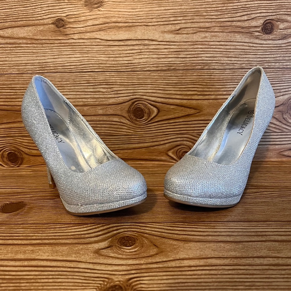 Delicacy Size 6 Silver Glitter 4" Stiletto Heels